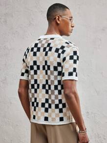 SHEIN X ELOISA & ORSON AKNOTIC Business Casual Camisa holgada de estilo hawaiano con cuello de murciélago y contraste de colores a cuadros de ganchillo para hombre, en negro, blanco y albaricoque. Tejida de manera informal, adecuada para primavera y verano