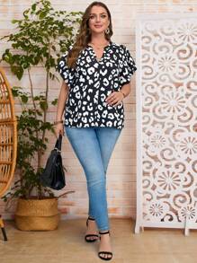 EMERY ROSE Blusa informal con estampado de leopardo y escote en V para tallas grandes