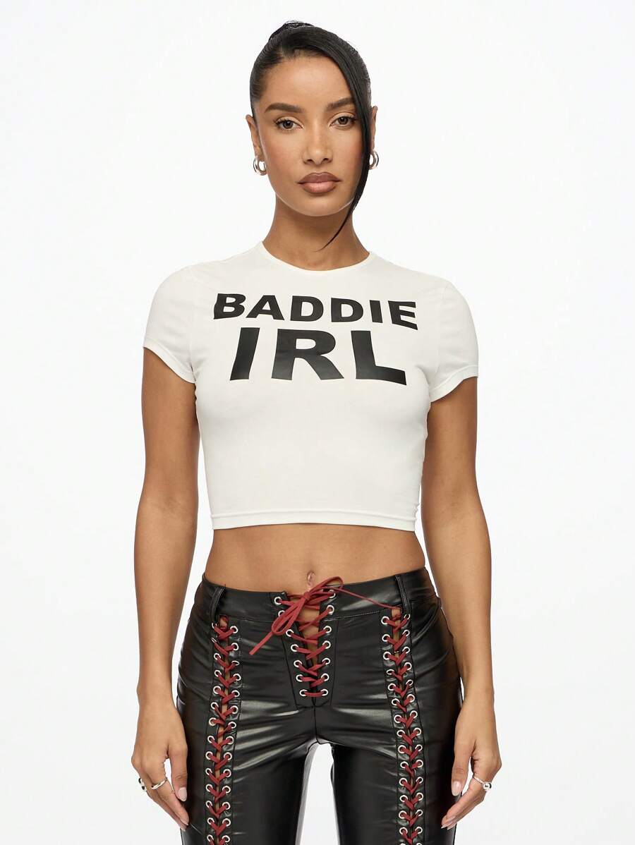 SUMWON WOMEN BADDIE IRL 短款上衣婴儿 T 恤街头风格修身短袖图案 T 恤都市时尚个性上衣节日音乐会派对夜店夏季春季 - 白色 - 查看 1