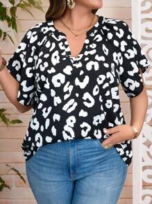 EMERY ROSE Blusa informal con estampado de leopardo y escote en V para tallas grandes