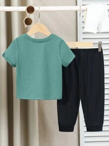 SHEIN 2 件装婴儿男童/女童夏季时尚可爱字母印花短袖上衣和松紧腰裤套装，适合春夏日常穿着、上学、旅行和运动 - 綠色 - 查看 2