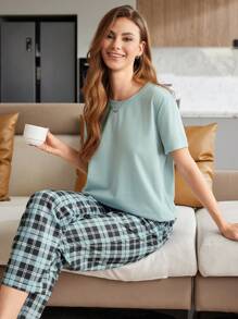 CoupledUp Conjunto de pijama con top de unicolor de cuello redondo y manga corta y pantalón a cuadros para mujer