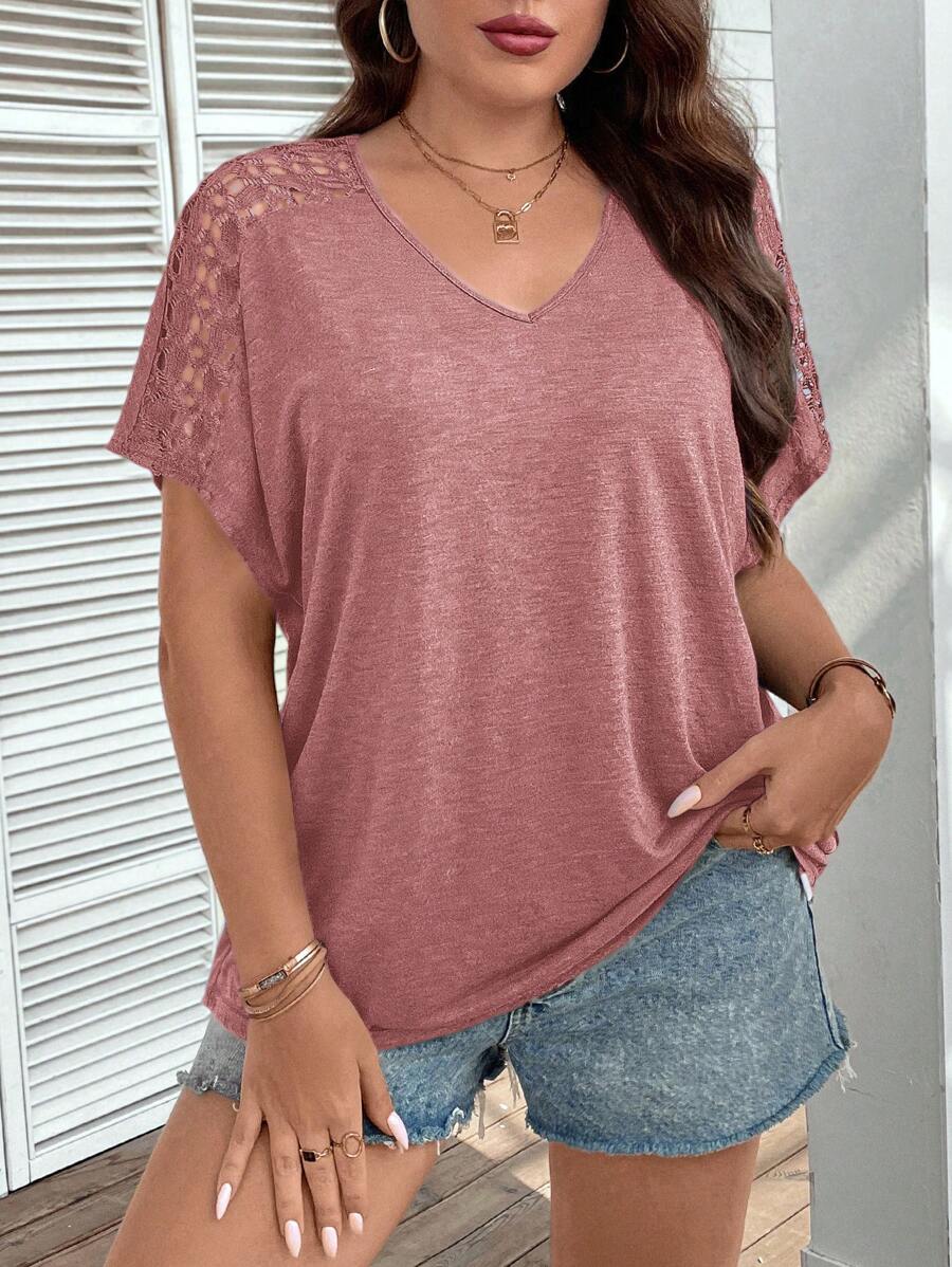 SHEIN LUNE 大码女式纯色 V 领撞色蕾丝蝙蝠袖短袖 T 恤 - 粉色 - 查看 1