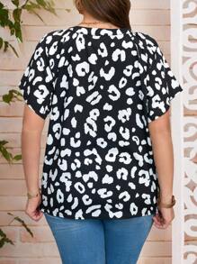 EMERY ROSE Blusa informal con estampado de leopardo y escote en V para tallas grandes