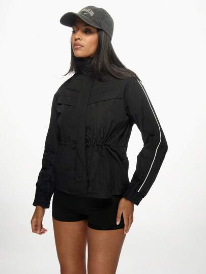 MISSGUIDED جاكيت خفيفة للجري الرياضي بغطاء للرياح مع خصر قابل للسحب وشريط عاكس وياقة عالية وسحاب كامل للجري والتدريبات والأنشطة الرياضية خلال فصلي الربيع والخريف