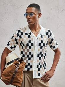 SHEIN X ELOISA & ORSON AKNOTIC Business Casual Camisa holgada de estilo hawaiano con cuello de murciélago y contraste de colores a cuadros de ganchillo para hombre, en negro, blanco y albaricoque. Tejida de manera informal, adecuada para primavera y verano