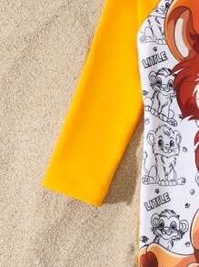 男婴连体长袖泳衣，纯色长裤，花卉和纯色面料拼布，背面有狮子图案，配有拉链