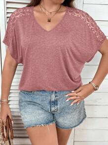 SHEIN LUNE 大码女式纯色 V 领撞色蕾丝蝙蝠袖短袖 T 恤 - 粉色 - 查看 6