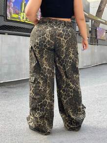 SHEIN EZwear Jeans casuales de pierna ancha con bolsillos cargo y estampado de leopardo para mujeres de talla grande