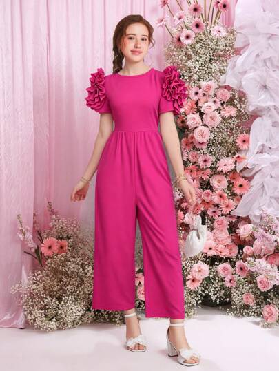 少女紫红色直筒紧身衣和连体裤，散发青春活力，兼具时尚与优雅