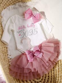 SHEIN Conjunto de ropa de recién nacida para sesión fotográfica, incluye pelele, falda de tul y diadema con moño para salida del hospital, atuendo de regalo para baby shower o cumpleaños