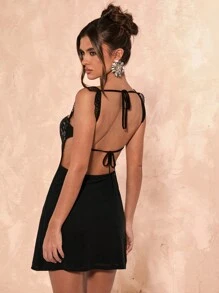 SHEIN BAE فستان أسود ميني بحمالات سباغيتي، ذو تصميم ظهر مكشوف ولون قاعدة واحد مع تطريز شبكي، أنيق وأنيق للربيع والصيف، العطلات، المواعيد، التجمعات مع الأصدقاء - الأسود - مشاهدة 1
