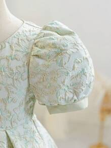 SHEIN Glamorique Kids Elegantes Sommerkleid im Partystil für Kleine Mädchen, mit Puffärmeln aus Jacquard-Gewebe, geeignet für den täglichen Gebrauch, Partys und Treffen, um die raffinierte und luxuriöse Eleganz von Mädchen zur Geltung zu bringen