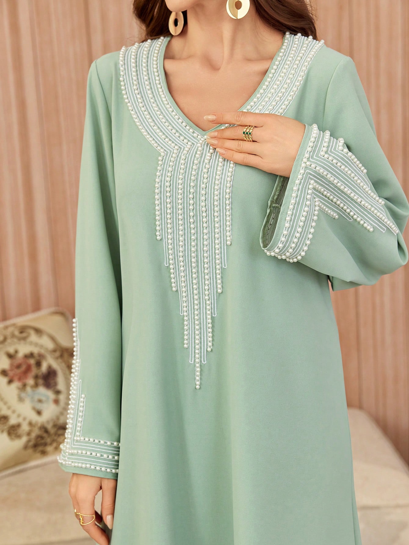 Al Najma عباءة طويلة منفرة بتطريز وتطعيمات للسيدات...