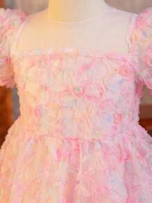 SHEIN Glamorique Kids 年轻女孩优雅 3D 刺绣泡泡袖夏季派对连衣裙，适合日常穿着、派对和聚会，传达优雅、纯真和可爱的氛围 - 粉色 - 查看 7