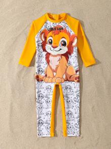 男婴连体长袖泳衣，纯色长裤，花卉和纯色面料拼布，背面有狮子图案，配有拉链