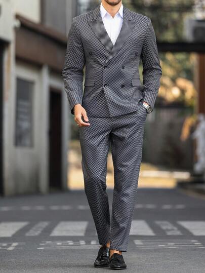 Manfinity Mode بدلة ذات سترة بفتحة صدر مزينة بشريط وسروال بنمط المربعات مقاسات كبيرة للرجال