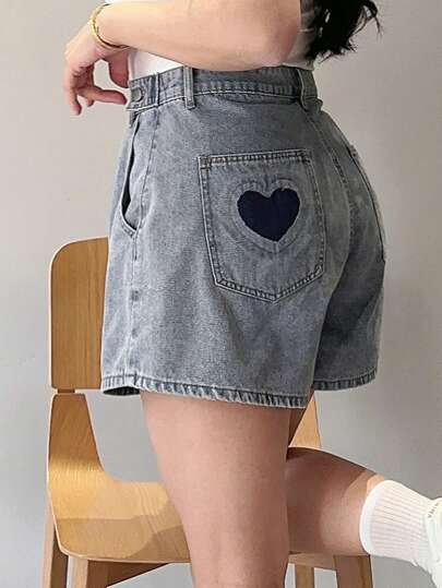 Dazy Petite Plus 加大码纯色水洗心形图案短款牛仔裤，适合所有季节夏季牛仔短裤