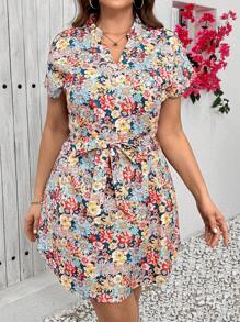 SHEIN Clasi 大码女式花卉印花 V 领短袖休闲连衣裙 女式度假装、女式夏装、女式商务休闲装、外出装、女式办公装、女式春装、节日装、复古装、波尔卡圆点连衣裙、V 领连衣裙、荷叶边连衣裙、女式长裙、优雅连衣裙、优雅女装、女式高端服装、优雅女装、大码优雅连衣裙、女式素色连衣裙、女式素色服装、浪漫连衣裙、女式花卉连衣裙