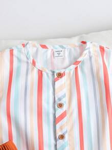 SHEIN Conjunto de 2 piezas con top de manga corta a rayas y shorts de color liso para niño pequeño - Multicolor - Ver 4