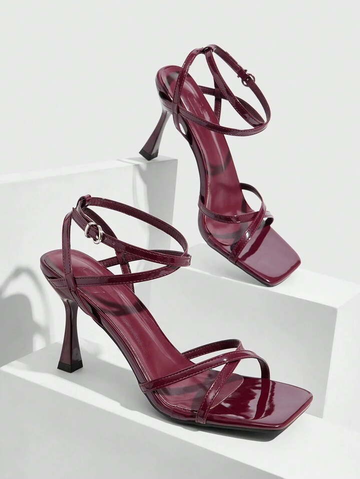 CUCCOO SZL Sandales à talons hauts carrés sexy pour femmes enrobé rouge vin brillant avec boucle métallique et bride à la cheville, convient pour les déplacements, les sorties, les fêtes, les vacances, les mariages. Chaussures de printemps, vacances de printemps, talons de bal de promo