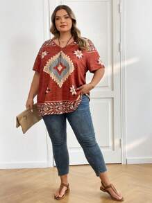 SHEIN CURVE+ T-shirt femme grande taille style bohème vintage imprimé géométrique col en V, style décontracté d'été