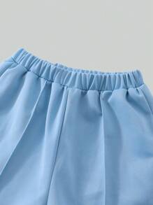 SHEIN 1 Pc Boys Casual Plain Loose Shorts, Featuring Minimalist Design With Patch At Hem. These Lightweight Blue Shorts Are Perfect For Summer Leisurewear, Suitable For Various Skin Tones And Occasions. The Simple Yet Elegant Design Prioritizes Comfort.