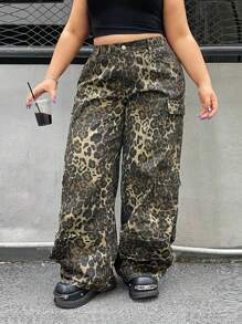 SHEIN EZwear Jeans casuales de pierna ancha con bolsillos cargo y estampado de leopardo para mujeres de talla grande