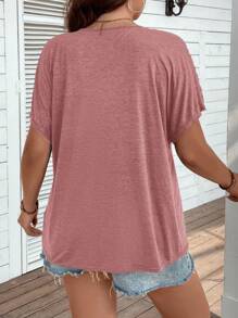 SHEIN LUNE 大码女式纯色 V 领撞色蕾丝蝙蝠袖短袖 T 恤 - 粉色 - 查看 2