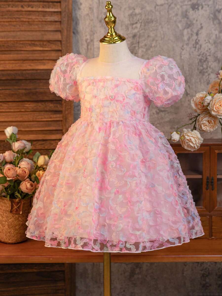 SHEIN Glamorique Kids 年轻女孩优雅 3D 刺绣泡泡袖夏季派对连衣裙，适合日常穿着、派对和聚会，传达优雅、纯真和可爱的氛围 - 粉色 - 查看 1