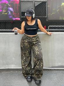 SHEIN EZwear Jeans casuales de pierna ancha con bolsillos cargo y estampado de leopardo para mujeres de talla grande