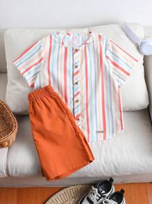 SHEIN Conjunto de 2 piezas con top de manga corta a rayas y shorts de color liso para niño pequeño - Multicolor - Ver 2