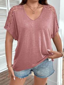 SHEIN LUNE 大码女式纯色 V 领撞色蕾丝蝙蝠袖短袖 T 恤 - 粉色 - 查看 5