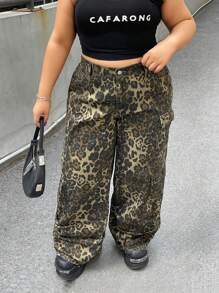 SHEIN EZwear Jeans casuales de pierna ancha con bolsillos cargo y estampado de leopardo para mujeres de talla grande