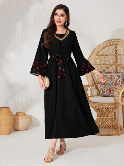 Al Najma 优雅草莓印花拼布喇叭袖阿拉伯连衣裙