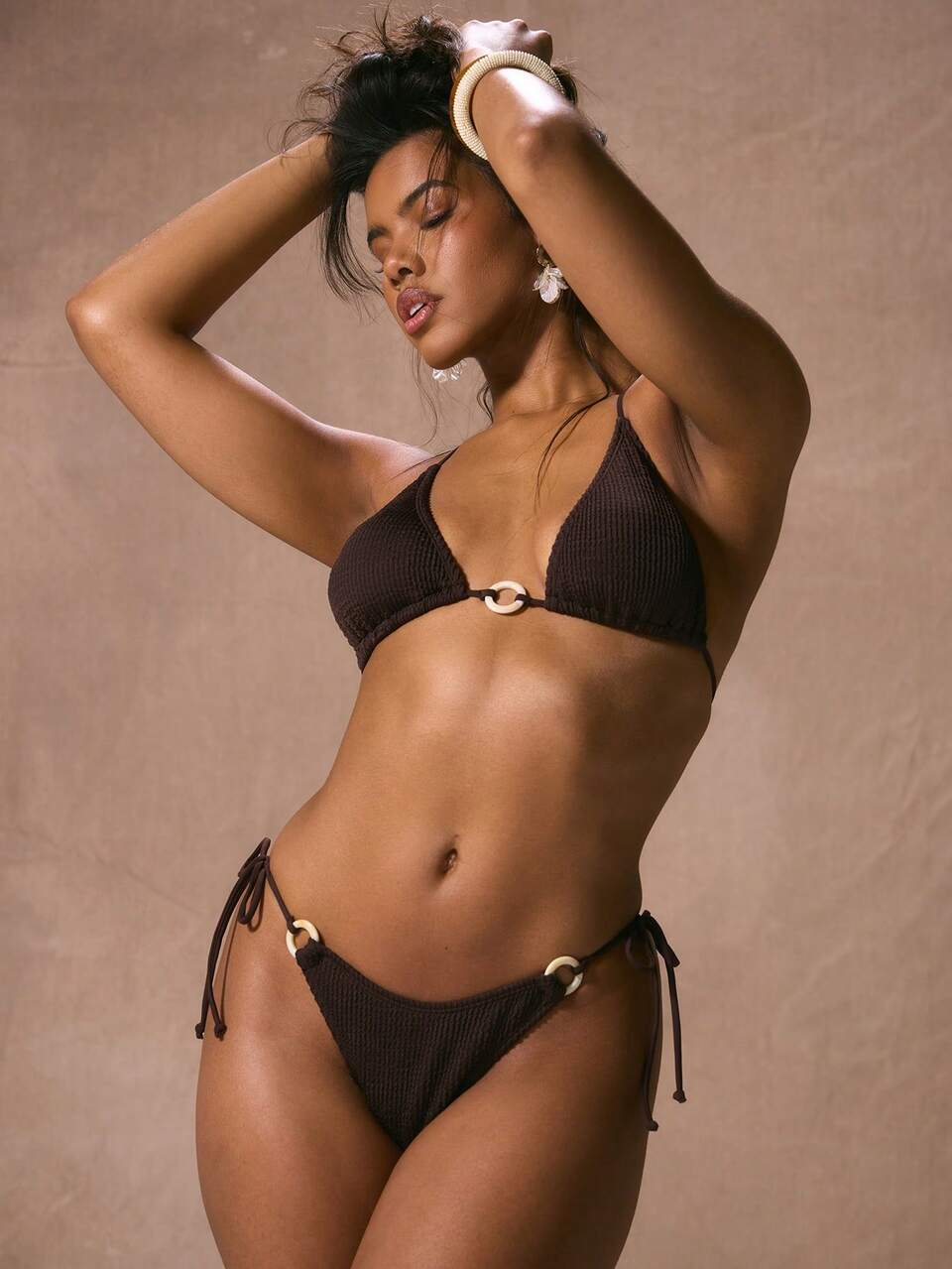 Bottom de bikini con adorno de anillo de costilla arrugada, triángulo, elegante y sexy para vacaciones, y verano en la playa