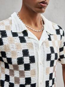 SHEIN X ELOISA & ORSON AKNOTIC Business Casual Camisa holgada de estilo hawaiano con cuello de murciélago y contraste de colores a cuadros de ganchillo para hombre, en negro, blanco y albaricoque. Tejida de manera informal, adecuada para primavera y verano