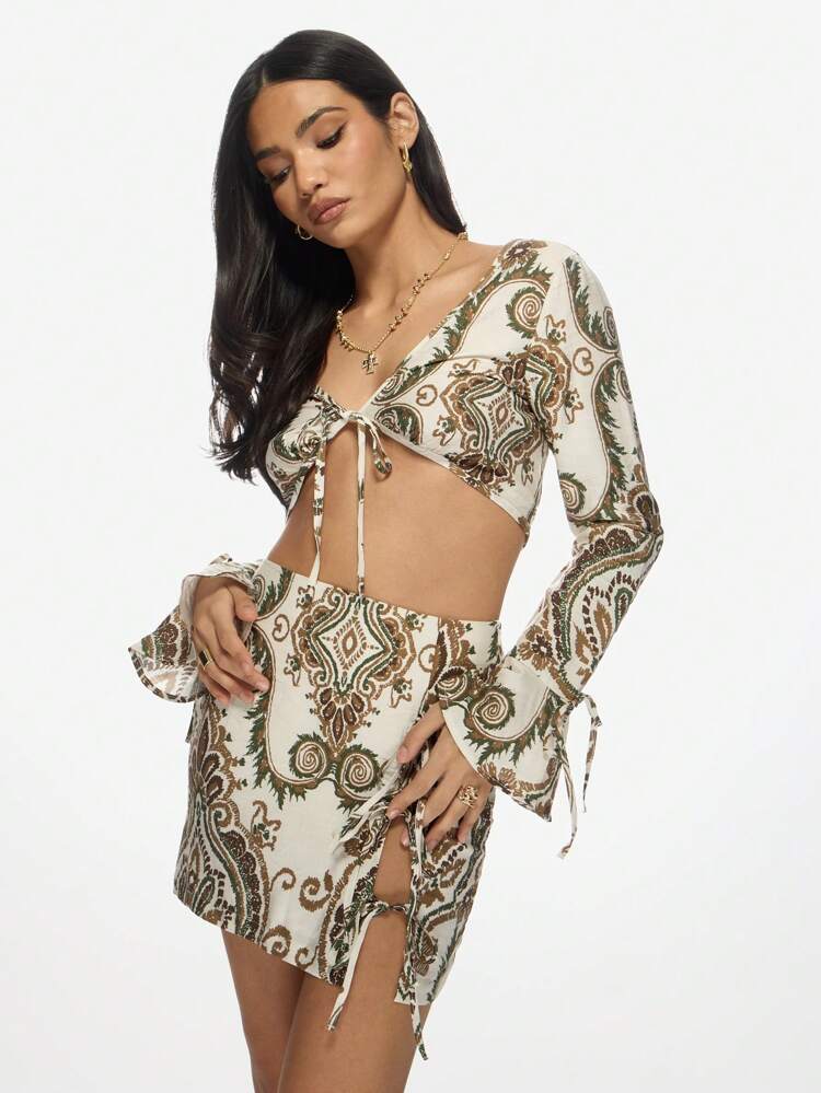 MISSGUIDED Boho Paisley Muster Zwei-Teiliges Set aus Crop Top mit Langarm und Mini-Rock für Sommer Strand Festival Party Outfit mit Seitenschlitz und Knoten Vorne