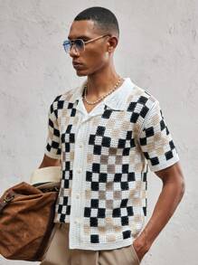 SHEIN X ELOISA & ORSON AKNOTIC Business Casual Camisa holgada de estilo hawaiano con cuello de murciélago y contraste de colores a cuadros de ganchillo para hombre, en negro, blanco y albaricoque. Tejida de manera informal, adecuada para primavera y verano