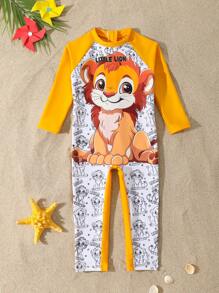 男婴连体长袖泳衣，纯色长裤，花卉和纯色面料拼布，背面有狮子图案，配有拉链