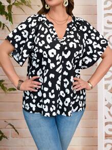 EMERY ROSE Blusa informal con estampado de leopardo y escote en V para tallas grandes