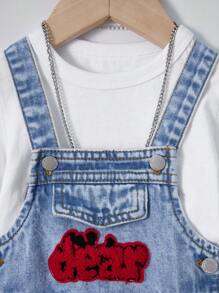 SHEIN Baby/Babyjungen lässige, weiche, süße Jumpsuit-Jumpsuit mit rotem Buchstaben-Patch, locker geschnitten, aus blauem Denim, für Babys drinnen/Outdoor im Frühling/Sommer