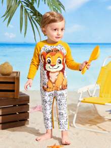 男婴连体长袖泳衣，纯色长裤，花卉和纯色面料拼布，背面有狮子图案，配有拉链