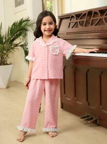 SHEIN Leap Crew 年轻女孩甜美简约蕾丝花边丝带蝴蝶结口袋短袖纽扣前上衣和长裤提花针织睡衣套装，2 件兄弟姐妹装（2 套单独出售） - 粉色 - 查看 7