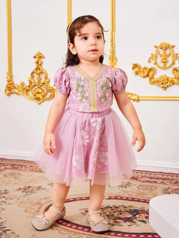 SHEIN Conjunto de niña bebé/pequeña con parte superior de manga corta con parches de textura y flor y falda de tul, adecuado para diario, escuela, actividades al aire libre y ocasiones especiales