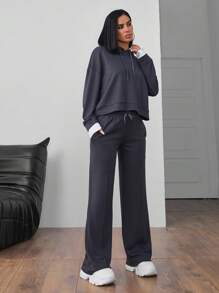 EURMUSE Bộ trang phục nữ thường ngày mềm mại 2 món có lớp tương phản, áo nỉ trùm đầu, quần nỉ ống rộng có dây rút, hiệu ứng mượt mà - Màu xám đen - Xem 5