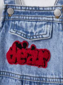 SHEIN Baby/Babyjungen lässige, weiche, süße Jumpsuit-Jumpsuit mit rotem Buchstaben-Patch, locker geschnitten, aus blauem Denim, für Babys drinnen/Outdoor im Frühling/Sommer