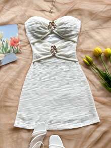 Soleia Ärmelloses, figurbetontes Minikleid für Damen aus strukturiertem Stoff mit Metallschnalle für den Urlaub, geeignet für Musikfestivals, Boho-/Urlaubstermine, Nachmittagstee, Cut Out