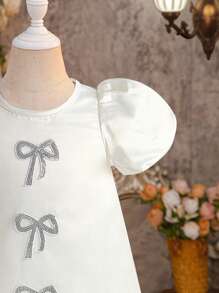 SHEIN 蝴蝶结配饰女婴连衣裙，派对装新款女婴婚礼缎面蝴蝶结贴花圆领拉链泡泡短袖连衣裙，适合正式场合。舒适、时尚、优雅、甜美、可爱。 - 白色 - 查看 4