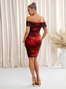 Lavishia Vestido de punto de malla de corte medio ajustado con hombros descubiertos y pliegues, con estampado floral en tono rojo tie-dye, elegante para mujeres